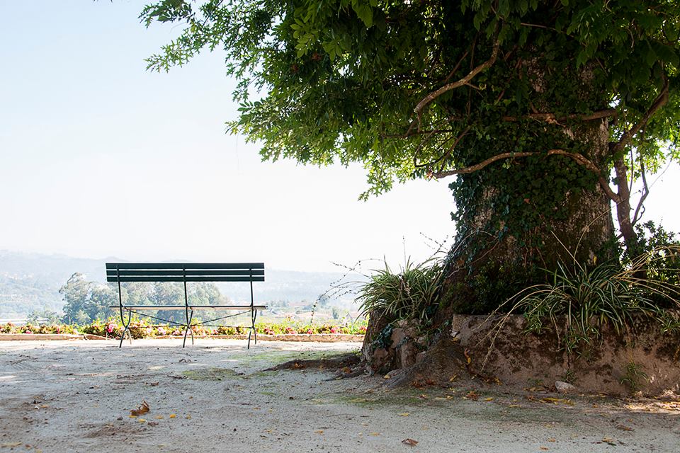 Banco à sombra, com a vista sobre o vale de Amarante
