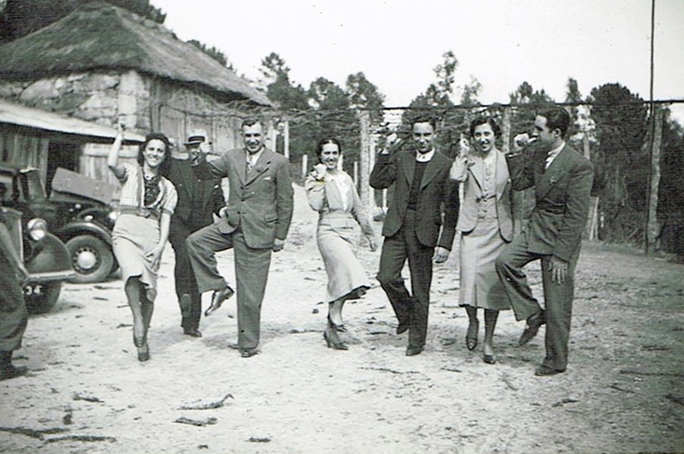 Fotografia antiga da família à beira da água